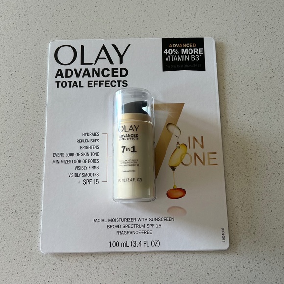 Olay Advanced Total Effects 40% More Vitamin B3 +SPF 15--Size 3.4 FL OZ/100 mL - Picture 1 of 7